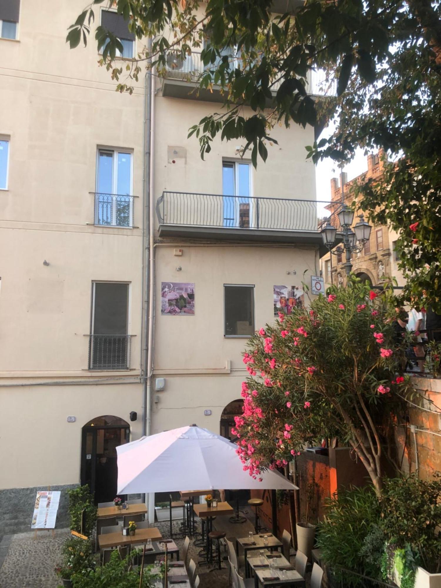 Villa Di Giorgi Apartments Center Чефалу Екстериор снимка