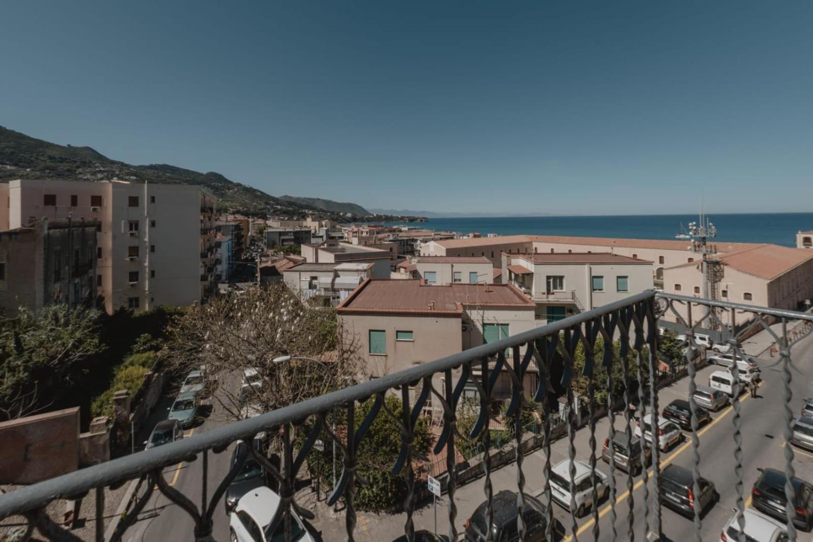 Villa Di Giorgi Apartments Center Чефалу Екстериор снимка